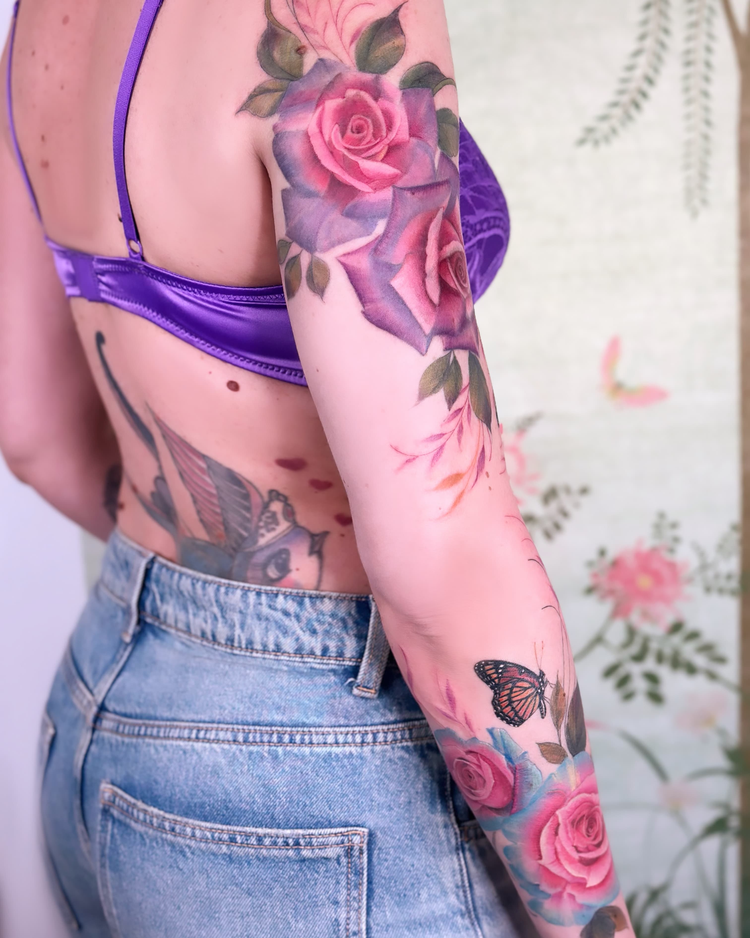 Tatouage floral sur le bras en couleur