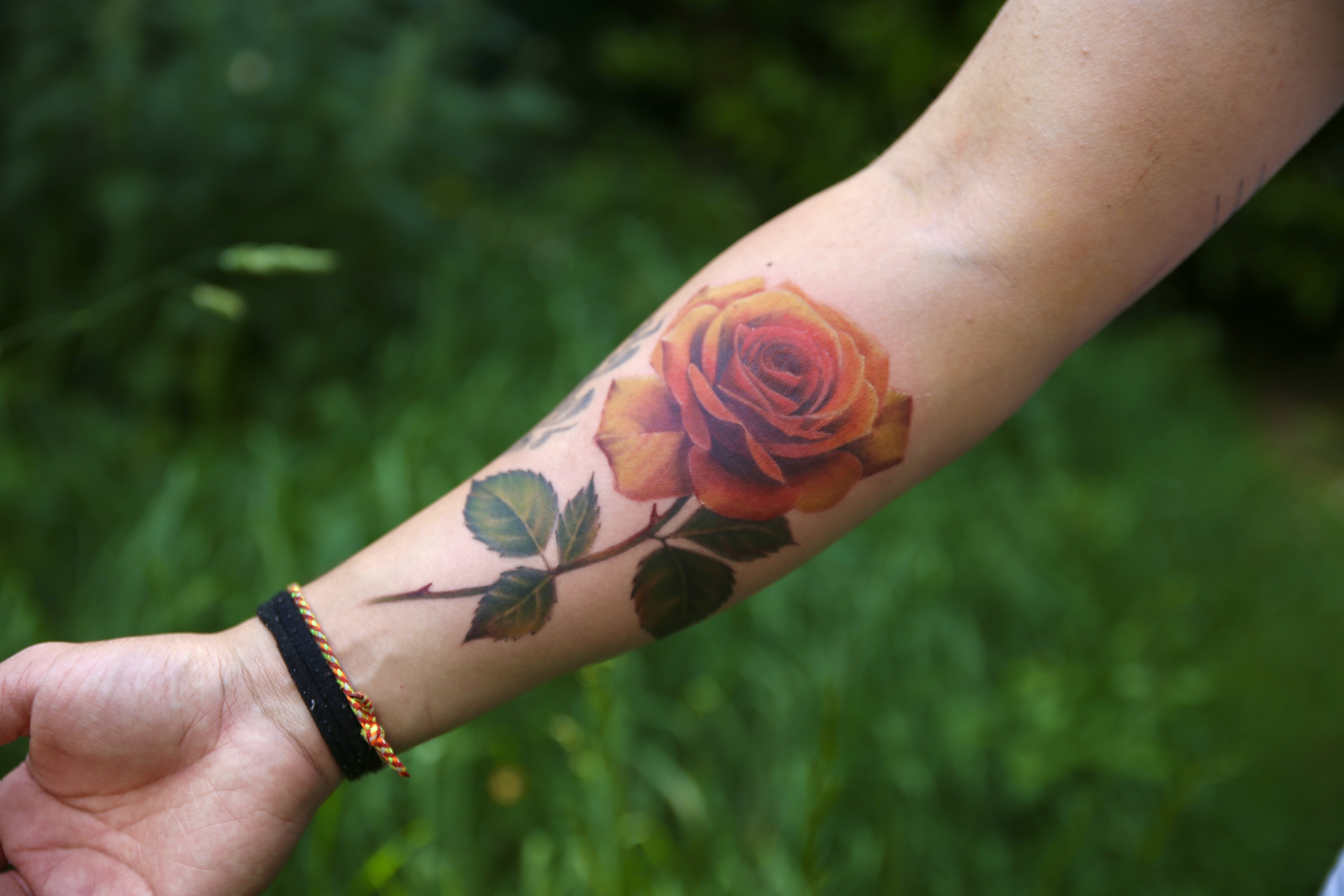 Réalisation d'un tatouage floral sur l'avant-bras